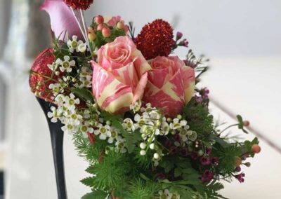 Unique floral arrangements with pink roses and greenery by florist Orange County, specializing in wedding, corporate, and social event flowers.