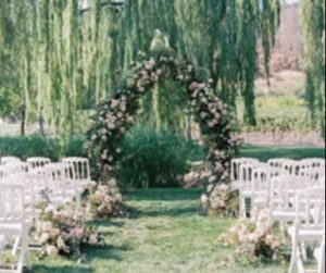 Spring weddings often draw inspiration from nature’s bountiful beauty.